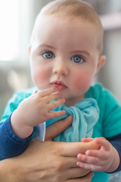 Χαριτωμένο μωρό κοιτάζοντας την κάμερα — Φωτογραφία Αρχείου