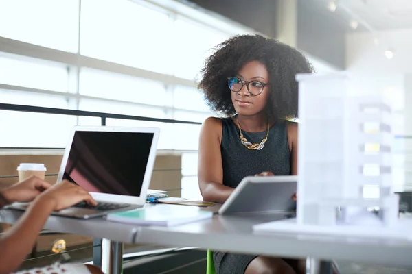 Twee colleages bespreken ideeën met behulp van een tablet computer — Stockfoto