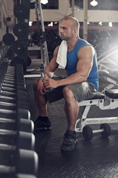 Bodybuilder travailler avec haltères poids à la salle de gym — Photo