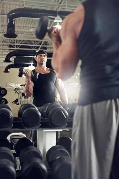 Bodybuilder working out with bumbbells weights at the gym — Stock Photo, Image