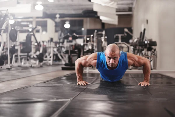 Bodybuilder uit te werken en doen druk upsat de sportschool terwijl — Stockfoto