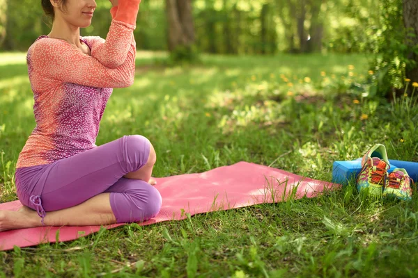 Mujer serena y pacífica practicando la conciencia consciente mindfulness meditando en la naturaleza al atardecer —  Fotos de Stock