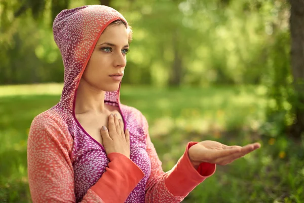 Ruhige und friedliche Frau übt Achtsamkeit durch Meditation in der Natur bei Sonnenuntergang — Stockfoto