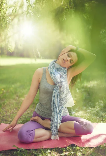 Mujer serena y pacífica practicando la conciencia consciente meditando en la naturaleza con destello solar . —  Fotos de Stock