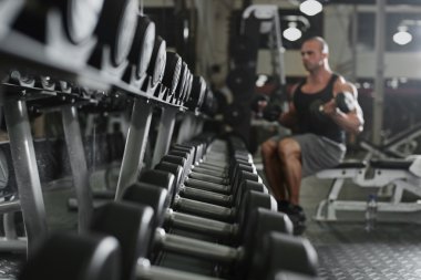 bumbbells ağırlık vasıl belgili tanımlık jimnastik salonu ile çalışma dışarı vücut geliştirmeci