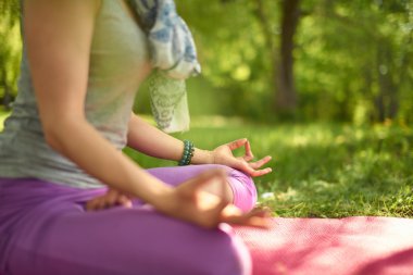 Sakin ve huzurlu kadın doğada günbatımında meditasyon tarafından dikkatli farkındalık mindfulness uygulamak