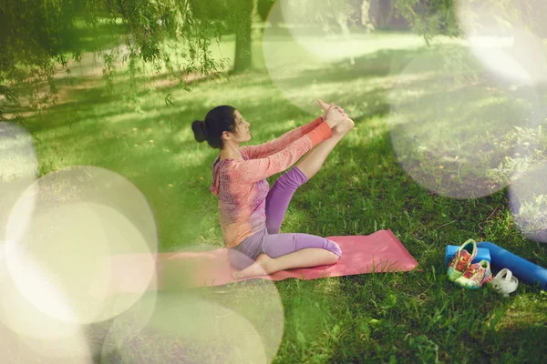 Mulher serena e pacífica praticando consciência consciente, meditando na natureza ao pôr do sol com fundo bokeh . — Fotografia de Stock