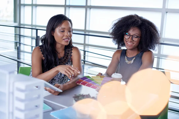 Two  colleages discussing ideas using a tablet computer — Stock Photo, Image