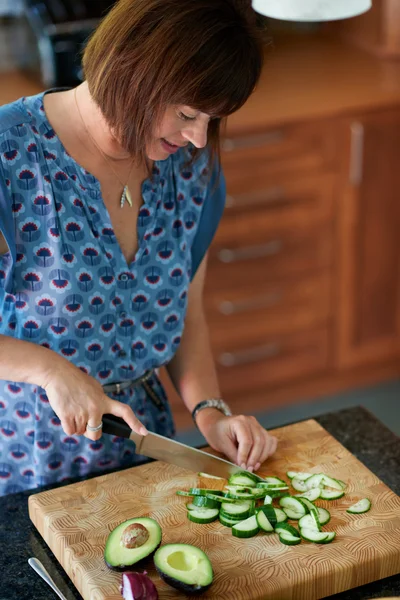 Reife Frau hackt Gemüse — Stockfoto