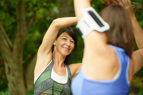 Dwie dojrzałe kobiety, utrzymanie fit i streching przed joggingu — Zdjęcie stockowe