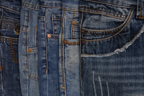 Горизонтальний джинсовий фон, асортимент блакитних джинсів — стокове фото