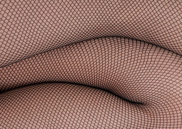 Netzstrümpfe sind auf weiblichen Beinen — Stockfoto