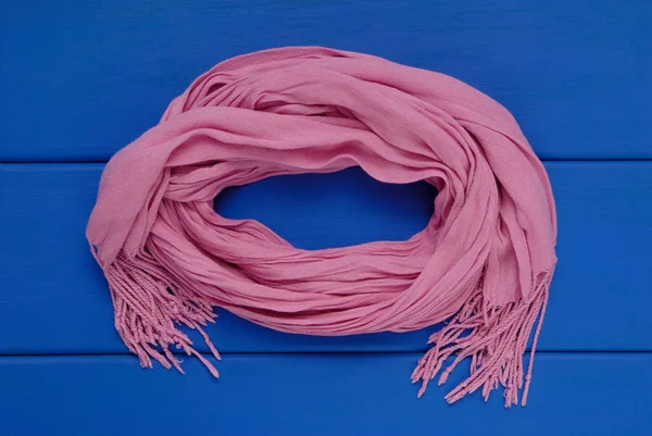 Rosa scarf är på blå trä bakgrund — Stockfoto