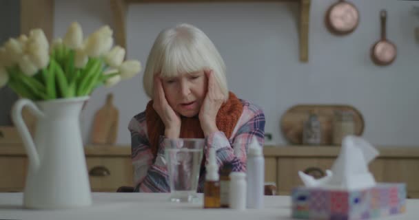 Beteg idős nőnek fáj a feje és gyógyszert szed. Idős nő szenved szezonális vírus betegség. A beteg otthon drogozik.. — Stock videók