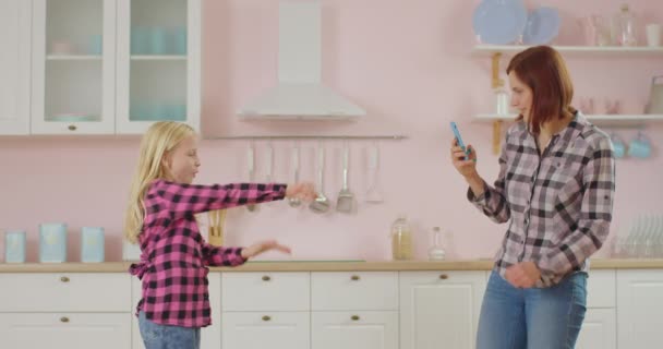 Ung mor spela in video av döttrar modern dans för populära sociala nätverk. Familj gör video för mobil applikation. — Stockvideo