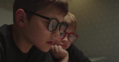 Gözlük takan çocukların akşamları evde kağıt kitap okumasını kapat. Görme sorunu olan çocuklar..