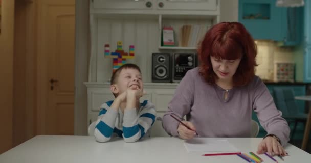 Terapeuta autista preparando materiales educativos para estudiantes con autismo. Escuela autista aprendiendo con la madre en casa. — Vídeos de Stock