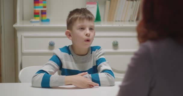 Autistische Jungen lernen mit einem Therapeuten für angewandte Verhaltensanalyse. Kinderpsychologe arbeitet mit Jungen mit Autismus-Spektrum-Störung. — Stockvideo