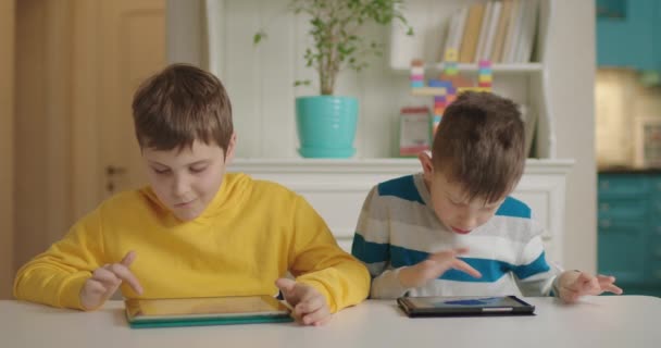 Два хлопчики з аутизмом використовують планшетні комп'ютери для навчання. Аутизм спектр розладів освіти онлайн. Домашнє цифрове навчання . — стокове відео