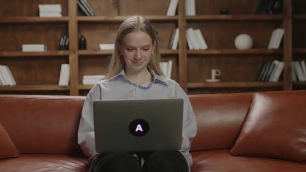 Jonge twintiger jaren werkende vrouw met laptop zittend op de bank. Vrouwelijke freelancer typen op laptop, surfen op internet. Millennial studeren thuis. Online werken en onderwijs. — Stockvideo