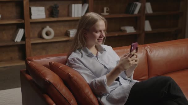 Milenyum kadını internette cep telefonu kamerasıyla konuşuyor. Genç bayan anne ya da arkadaşıyla görüntülü konuşma yapıyor.. — Stok video