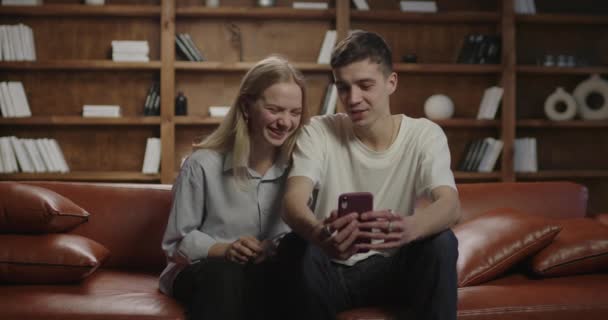 Millennial pareja hablando en línea utilizando la cámara del teléfono inteligente. Amigos en línea hablan. Joven familia tiene video conversación con mamá o amigo. — Vídeos de Stock