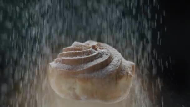 粉砂糖を注ぐカスタードクリームとプロフェテロール.ベーカリー製品の閉鎖. — ストック動画