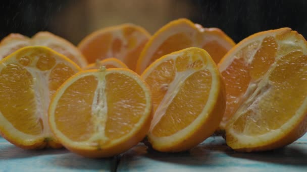 Оранжевые фрукты наполовину на голубом столе. Много сочных цитрусовых. — стоковое видео