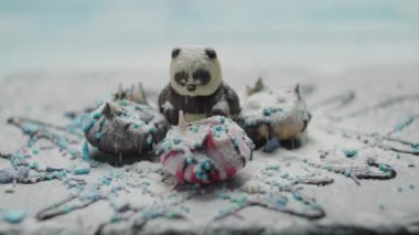 Pudra şekeri soslu renkli çikolatalı tatlı. Yavaş çekimde tatlı pişirmek. Özel tatlı yemek. Çikolatalı panda şekeri.