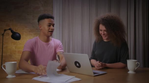 20 'li yaşlardaki çok ırklı çift online sınavda ya da iş görüşmesinde birlikte başarılı oldular. Afrikalı Amerikalı sevgili, kız arkadaşına başarısı için beşlik çakıyor.. — Stok video