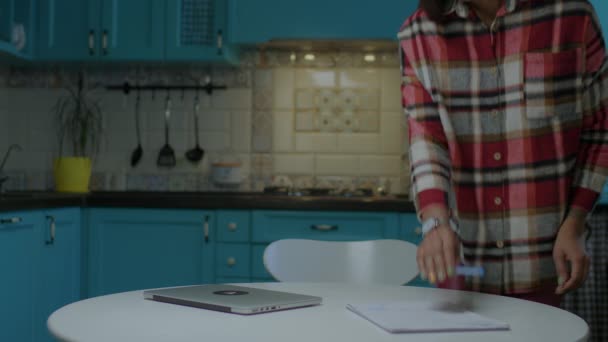 Jovem de 20 anos, empresária afro-americana que trabalha em casa, vem com documentos em papel para mesa de jantar, laptop de abertura e pronto para trabalhar na cozinha azul. — Vídeo de Stock