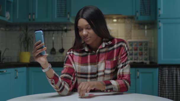 20s African American woman showing positive pregnancy test to smart phone screen. Happy young adult pregnant woman speaking online with relatives. — Stock Video