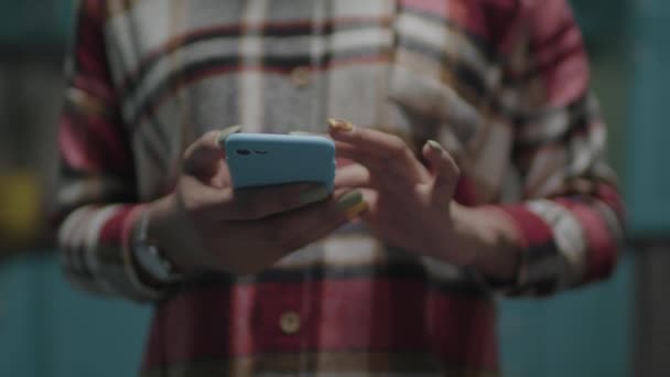 Close-up van Afro-Amerikaanse vrouwelijke handen met behulp van mobiele telefoon en surfen online. Gadget verslaafd duizendjarige vrouwelijke browsen sociale netwerk. — Stockvideo