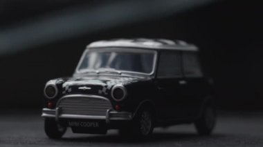 Yavaş çekimde dönen eski moda siyah oyuncak araba..