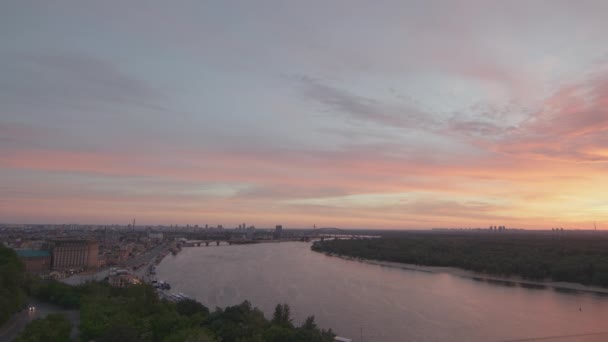 Céu do nascer do sol sobre o rio e cidade. — Vídeo de Stock