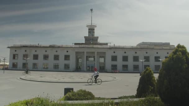 Uomo in abbigliamento sportivo rosso che corre per strada al rallentatore. Corsa del mattino. — Video Stock