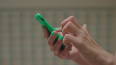 Cep telefonu kullanarak ve internette sörf yaparak kadın ellerini kapat. Gadget bağımlısı kadın sosyal ağda geziniyor. Parmaklar akıllı telefon ekranını kaydırıyor.