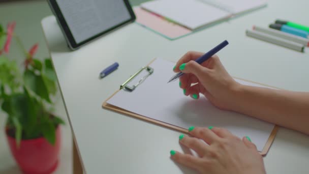 Ženské ruce vzít pero a začít psát Plány pro dnešek podepsat na list papíru pracuje s počítačem tablet. — Stock video
