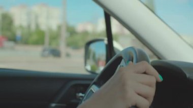 Benzin istasyonuna giderken kadın ellerinin direksiyon tutmasını engelleyin. Kadın şöförle araç içi.