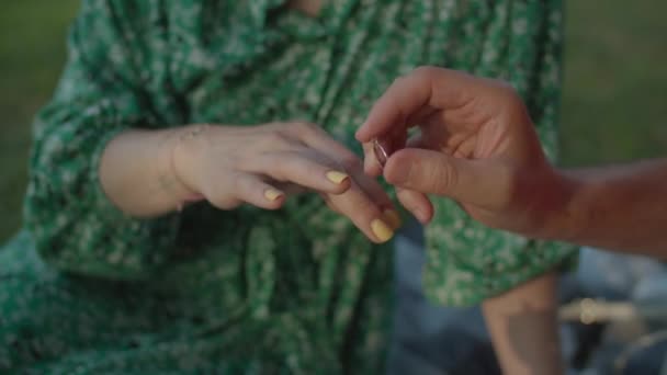 Közelkép férfiakról, amint eljegyzési gyűrűt húznak a leendő felesége ujjára. Házassági ajánlat szeretett nőnek. — Stock videók