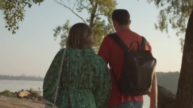 30 'lu yaşlarda bir çift sabahın erken saatlerinde güneşin doğuşunu seyrediyor. Erkek arkadaşı ve kız arkadaşı sabah yürüyüşünün tadını çıkarıyorlar. Mutlu genç adam ve kadın.