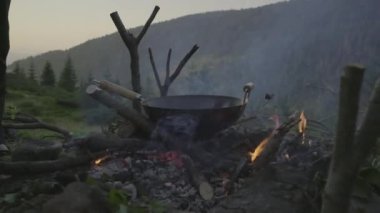 Dağ kampında şenlik ateşi. Dışarıda ateş yakmak..