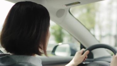 Odaklanma, modern yaşam tarzı ve şehir ulaşımını ön plana çıkaran 30 'lu yaşlarında bir kadının şehirde araba sürüşü..