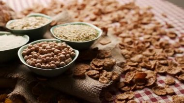 Ekmek, pirinç, kepekli gevrek, yulaf, buğday ve mısır makarnası da dahil olmak üzere çeşitli karbonhidrat zengini gıdalar. Beslenme, yemek ve sağlıklı yaşam için mükemmel.