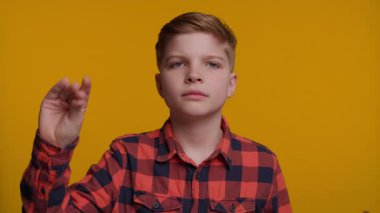 Genç bir çocuk, eli yüzüne yakın bir şekilde 