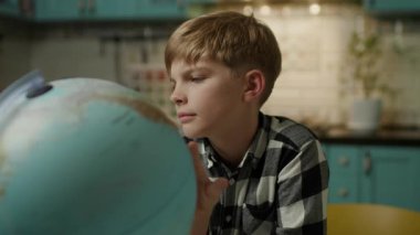 Evinde meraklı bir çocuk dünyayı yakından inceliyor, ülkeleri keşfediyor ve dünyayı öğreniyor..