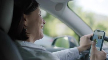 Araba Kullanırken Cep Telefonu Kullanarak Kadın Video Sohbeti, Dikkati Dağılmış Sürüş Sahnesi