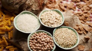 Ekmek, pirinç, kepekli gevrek, yulaf, buğday ve mısır makarnası da dahil olmak üzere çeşitli karbonhidrat zengini gıdalar. Beslenme, yemek ve sağlıklı yaşam için mükemmel.