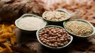 Ekmek, pirinç, kepekli gevrek, yulaf, buğday ve mısır makarnası da dahil olmak üzere çeşitli karbonhidrat zengini gıdalar. Beslenme, yemek ve sağlıklı yaşam için mükemmel.