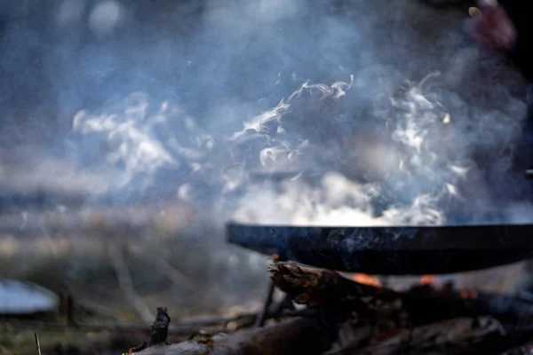 Приготовление Пищи Лесопарке Костре Кастрюле Дымом — стоковое фото